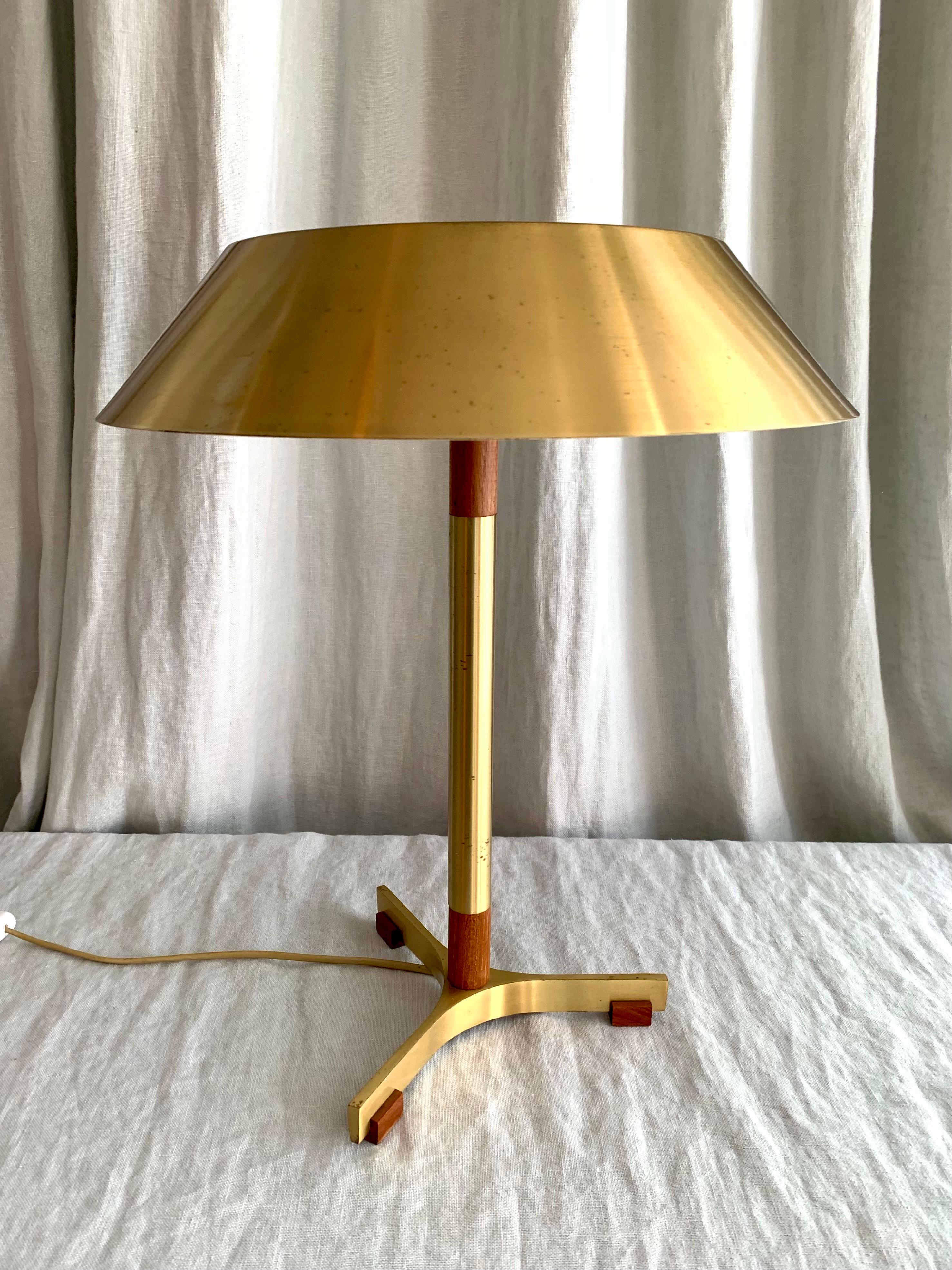 Chic brass and teak table lamp called 