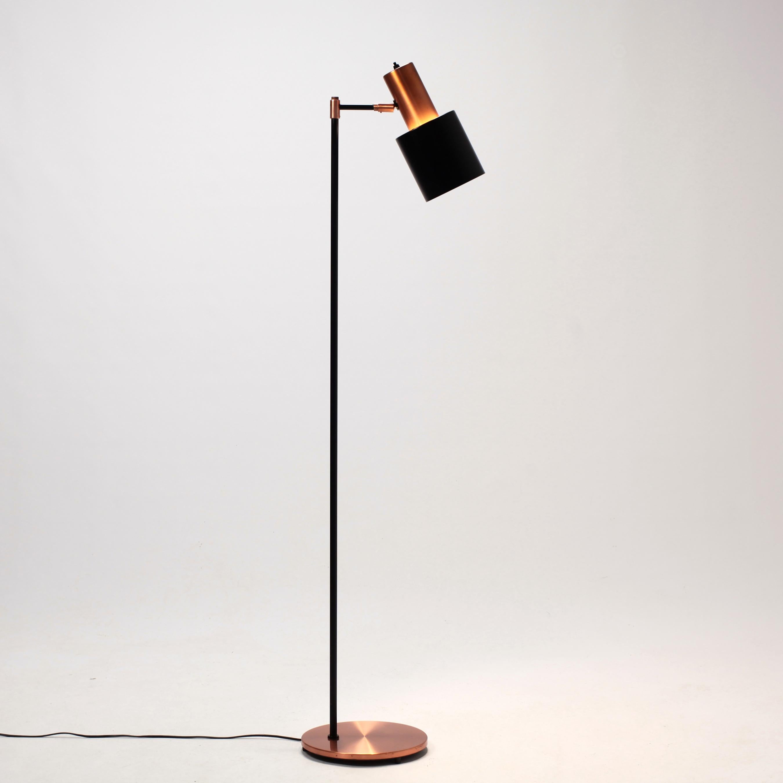 Studio copper floor lamp designed by Jo Hammerborg in the mid-1960s and produced by Fog & Mørup.
E27 bulb with flexible rotating head.
Good condition with some wear consistent with age and use.