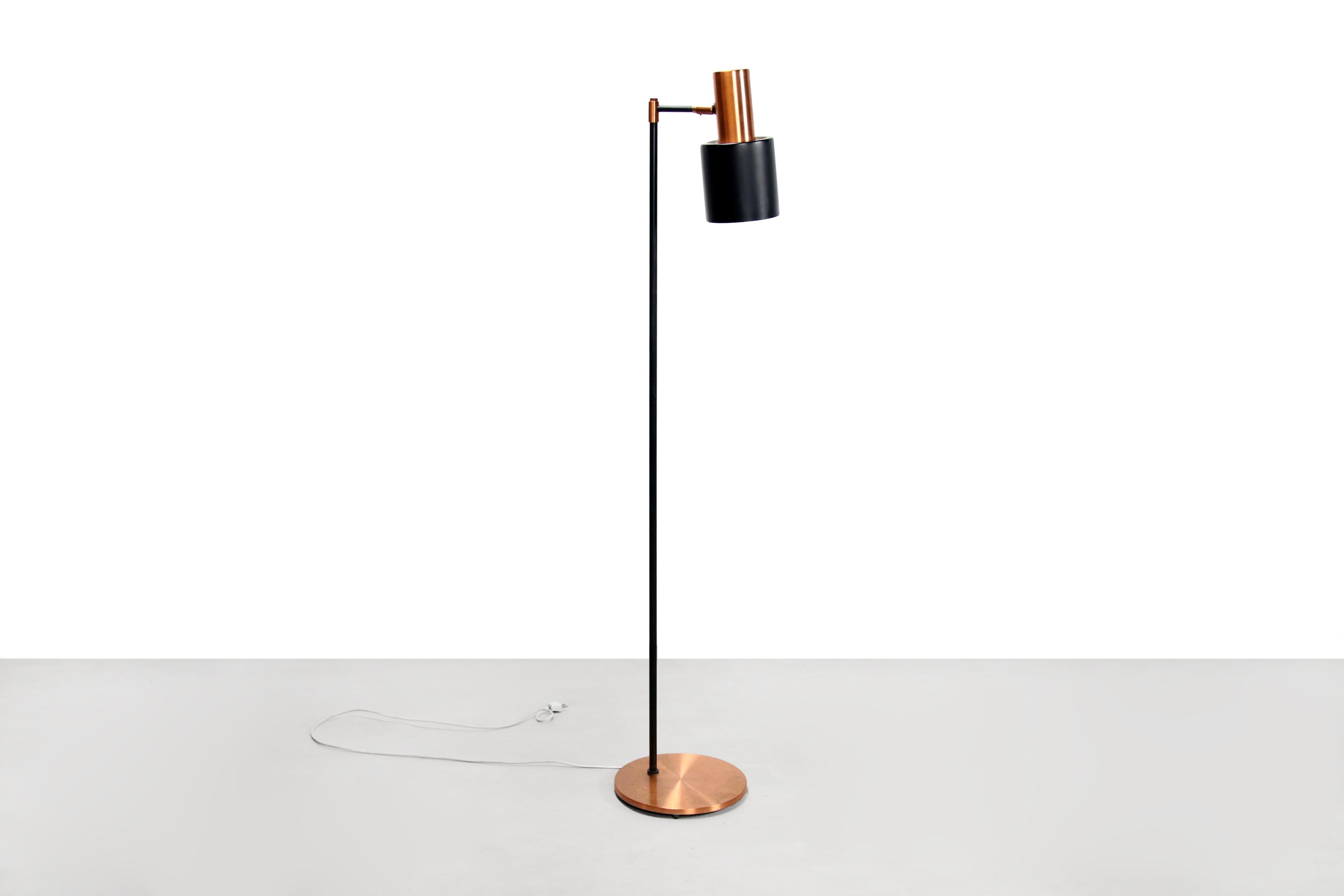 Beautiful floor lamp designed by Jo Hammerborg in 1963. The lamp is called 