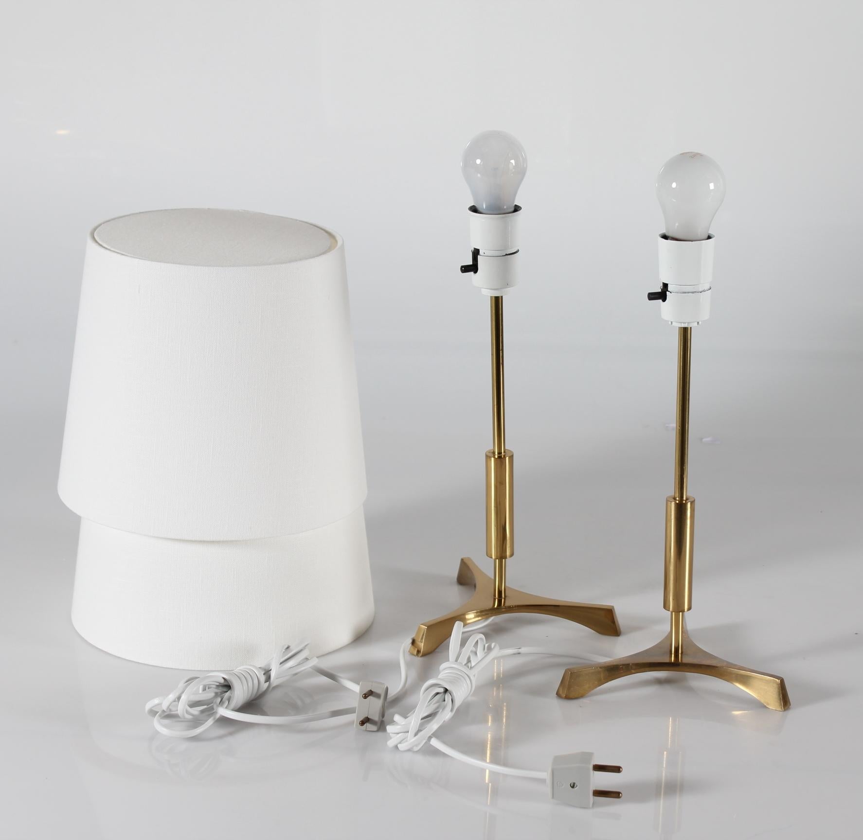 Paar dänische Dreibein-Tischlampen im Stil von Jo Hammerborg, Messing mit neuen Schirmen, 60er Jahre (Skandinavische Moderne) im Angebot