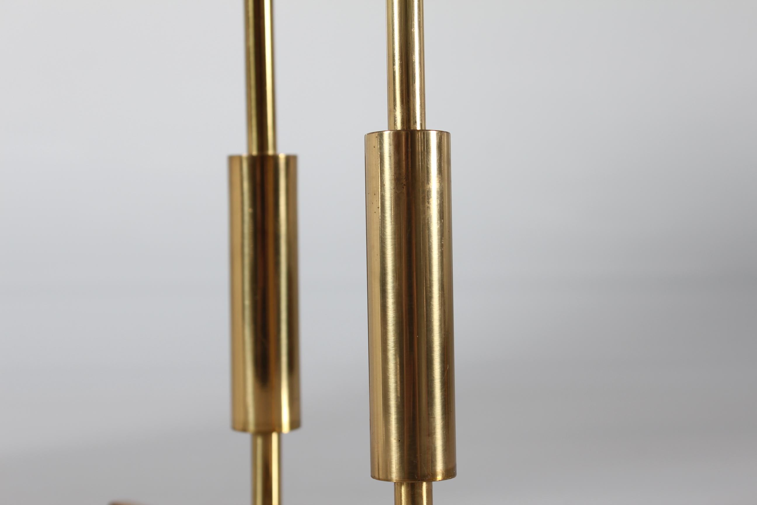 Paar dänische Dreibein-Tischlampen im Stil von Jo Hammerborg, Messing mit neuen Schirmen, 60er Jahre (Gewebt) im Angebot