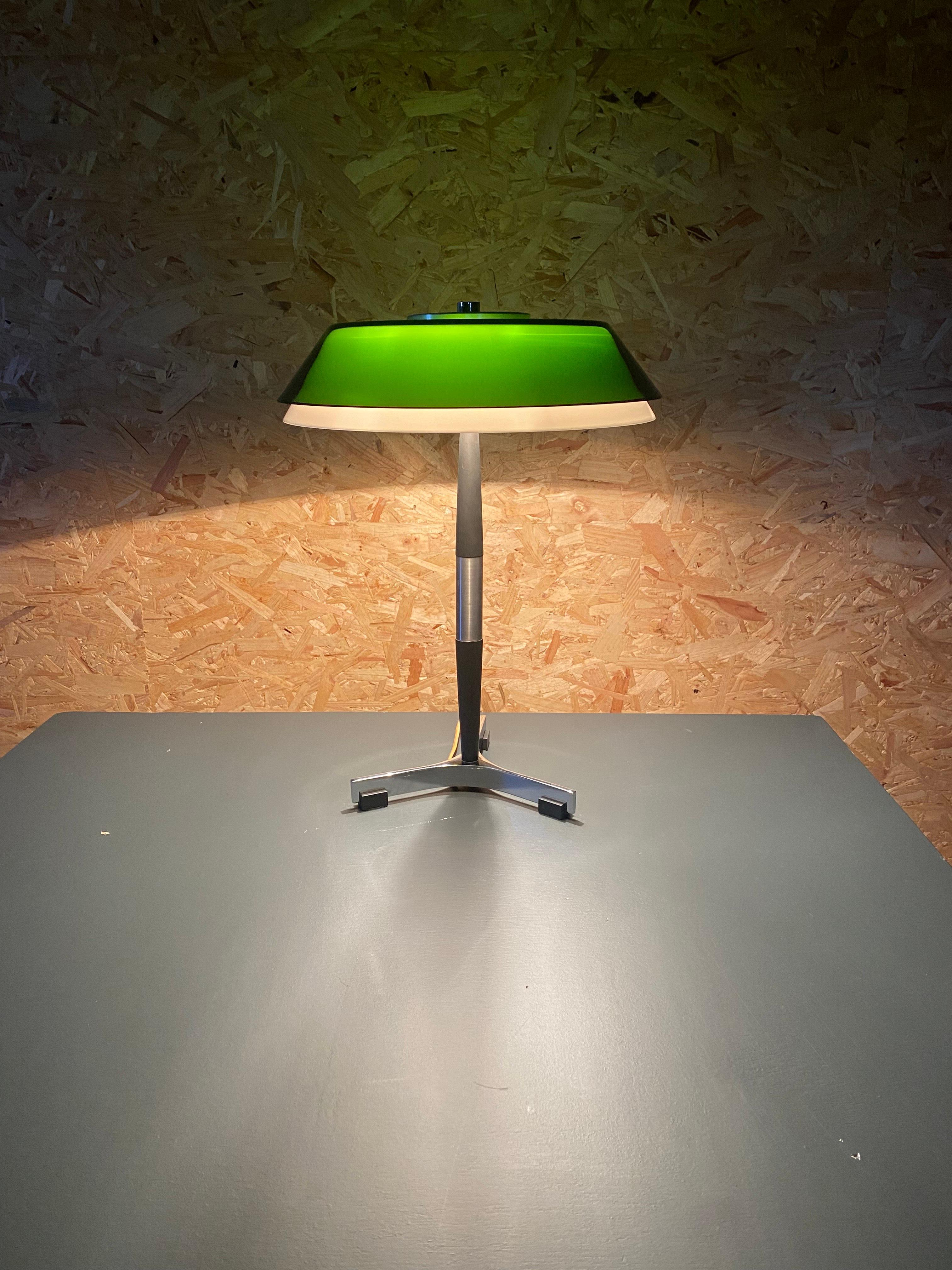Rara lampada da tavolo modello Senior disegnata da Jo Hammerborg. Prodotto da Fog & Mørup in Danimarca.
Alluminio satinato, base laccata nera e cromata, paralume verde vetro all'esterno, interno bianco opale. Questa lampada da tavolo è dotata di due