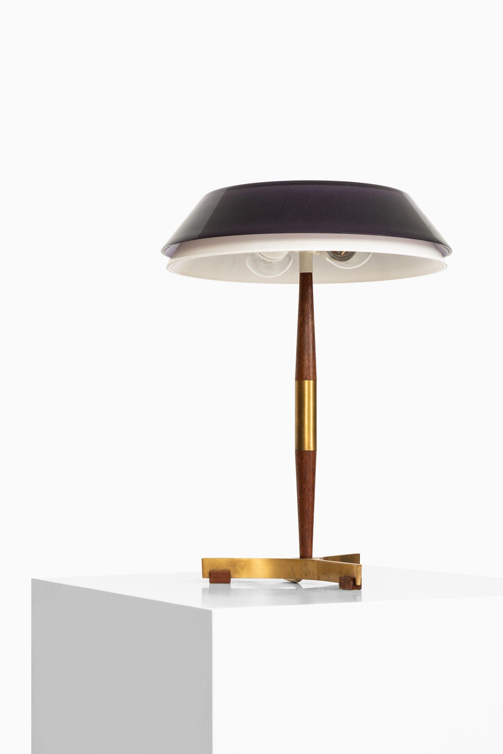 Rare table lamp model senior designed by Jo Hammerborg. Produced by Fog & Mørup in Denmark.