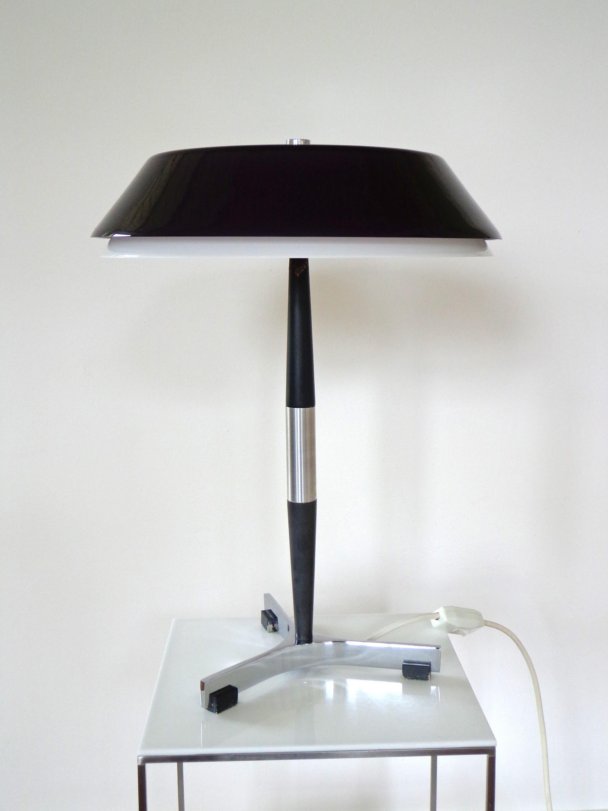 Rare table lamp model Senior designed by Jo Hammerborg. Produced by Fog & Mørup in Denmark.
Satin aluminium, black lacquerd and chrome base, glass lilla lampshade exterior, opal white interior. This table lamp features two light