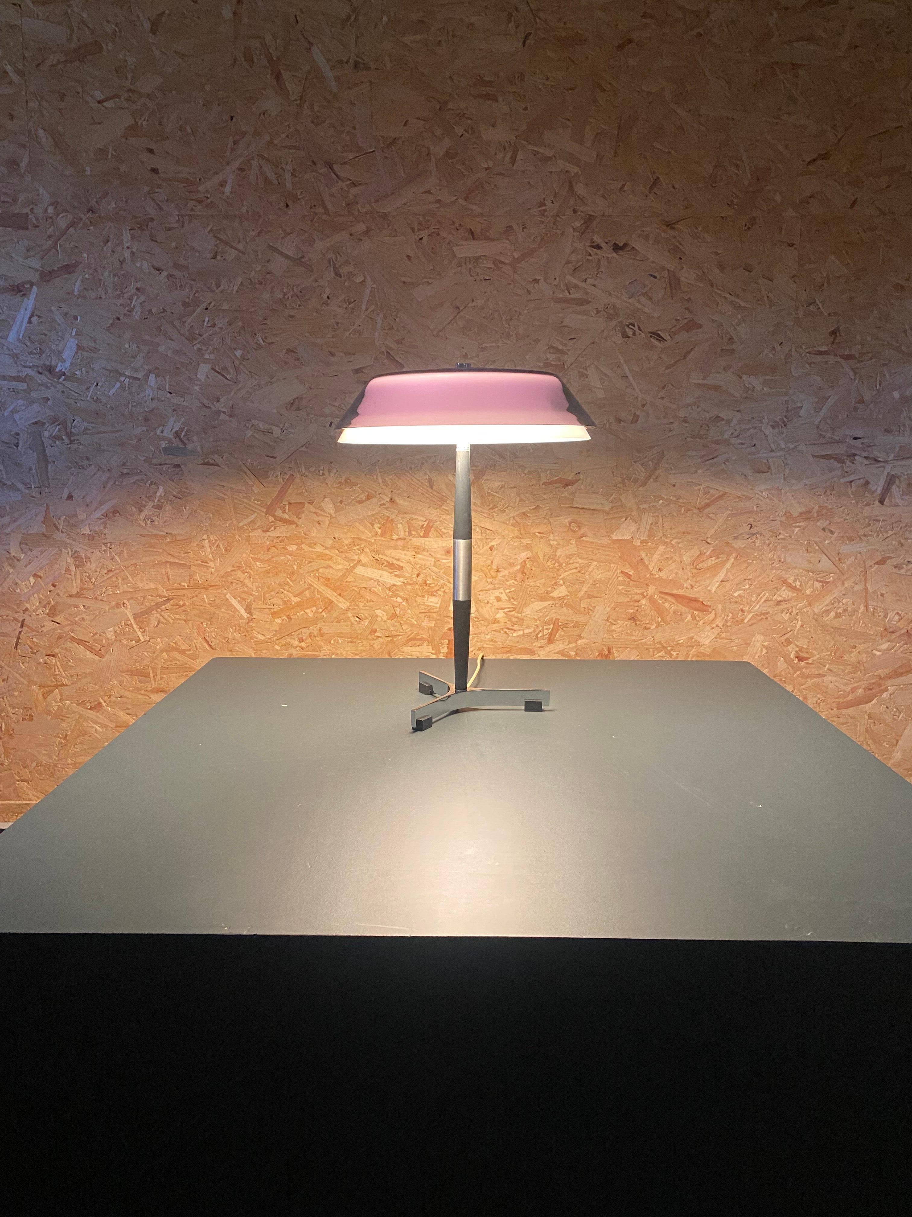 Rare table lamp model Senior designed by Jo Hammerborg. Produced by Fog & Mørup in Denmark.
Satin aluminium, black lacquerd and chrome base, glass lilla lampshade exterior, opal white interior. This table lamp features two light sources. Marked by