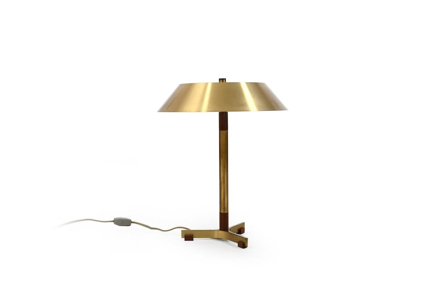 Jo Hammerborg „Presidentr“ table lamp. Teak and bras. Fog & Mørup Denmark, 1960s. Very good orig. condition. We have also the 