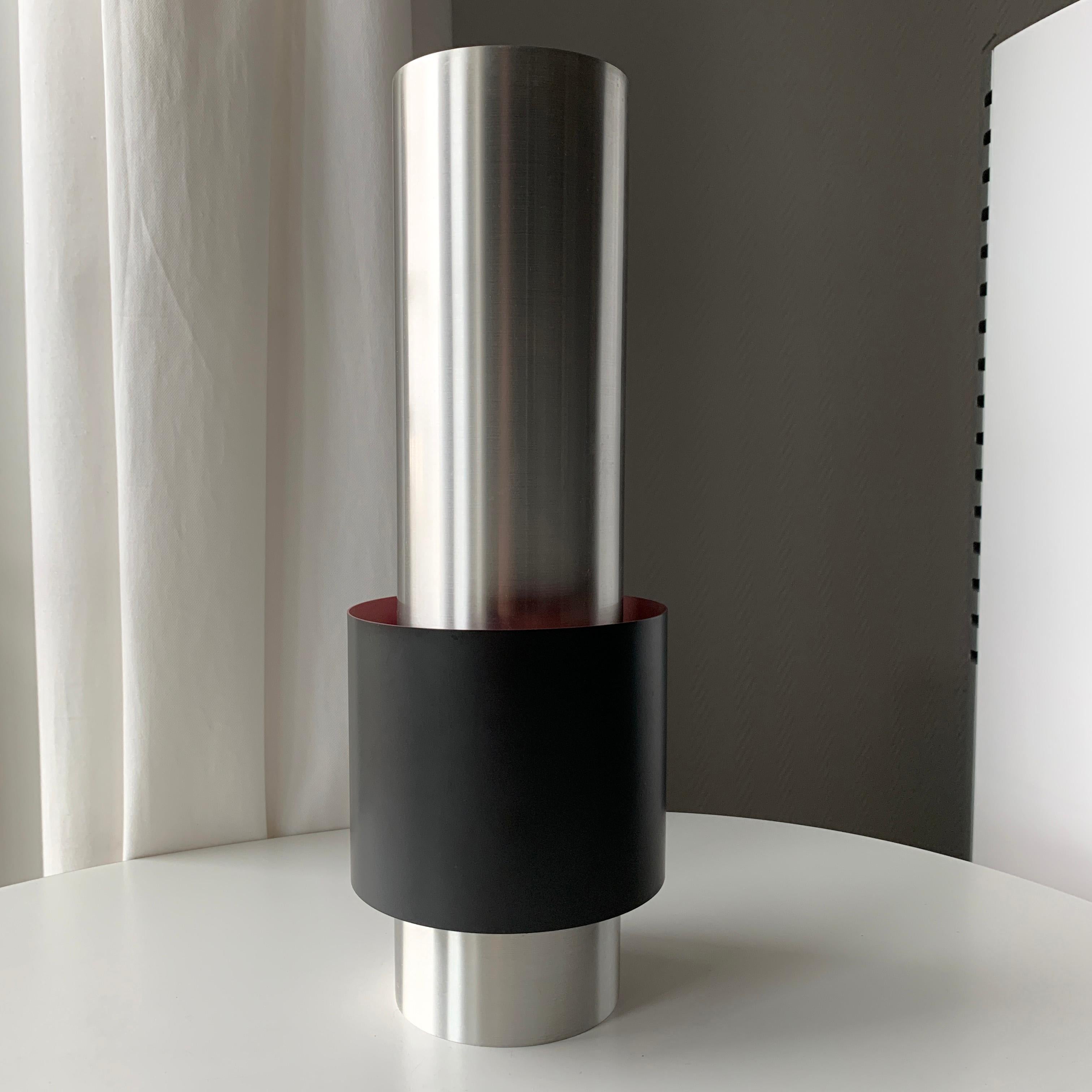 Jo Hammerborg model Zenith manufactured by Danish Fog & Mørup circa 1967. Tubular aluminum design with matte dark anthracite diffusor. Ruby red reflection surface inside tube to emit a warm amience of light. E27 bulb socket holder. Mounted with