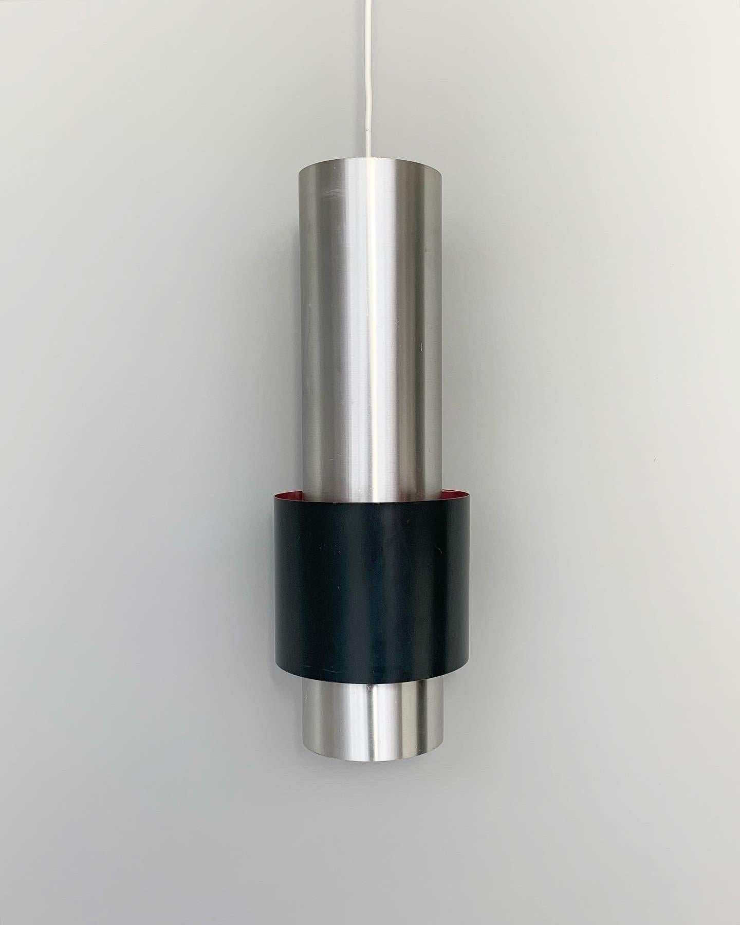 Zenith pendant light designed by Jo Hammerborg for Fog & Mørup in the 1960s in Denmark.

Made of brushed aluminum and anthracite lacquered steel, pink lacquered interior. Remains the original manufacturers sticker.

Measures: Height: 40