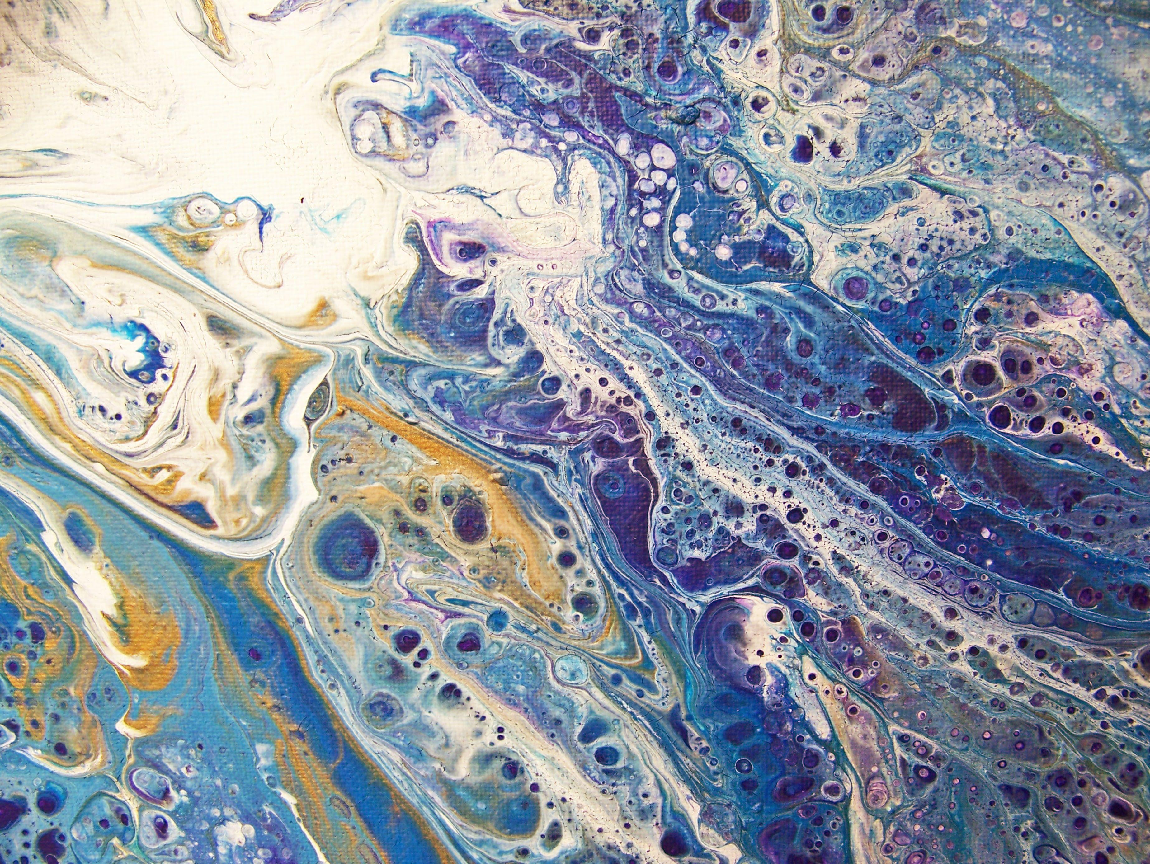 Le avvincenti opere d'arte originali di Jo Moore traggono ispirazione dalla natura, mostrando superfici dalla consistenza drammatica e ricca. Ricercata a livello nazionale e internazionale e collezionata in tutto il mondo da più di quarant'anni,