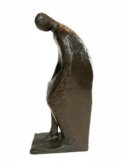 Sitzende Figur, die nach unten schaut