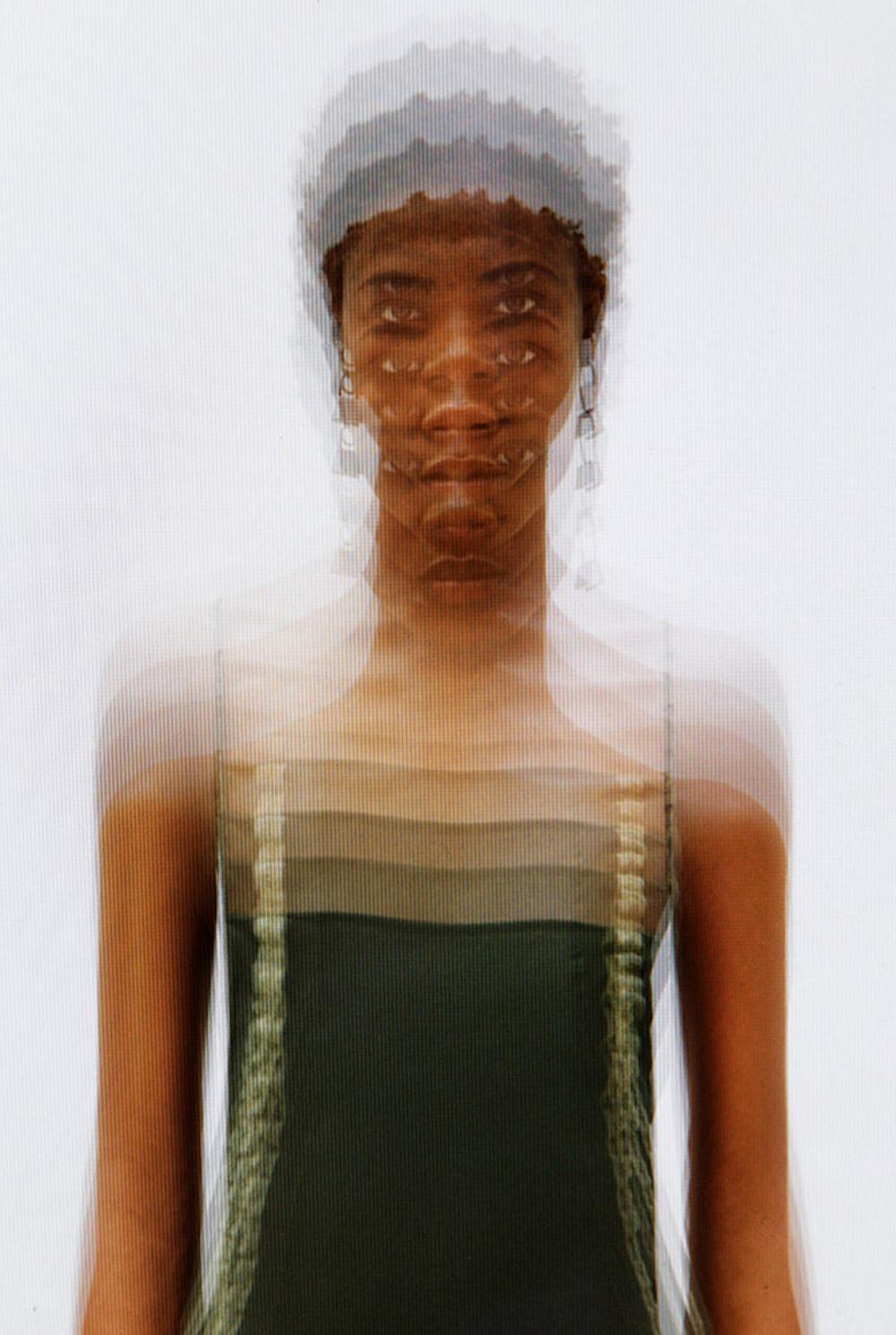 Grünes Kleid – Porträtfotografie von Joachim Romain im Angebot 1