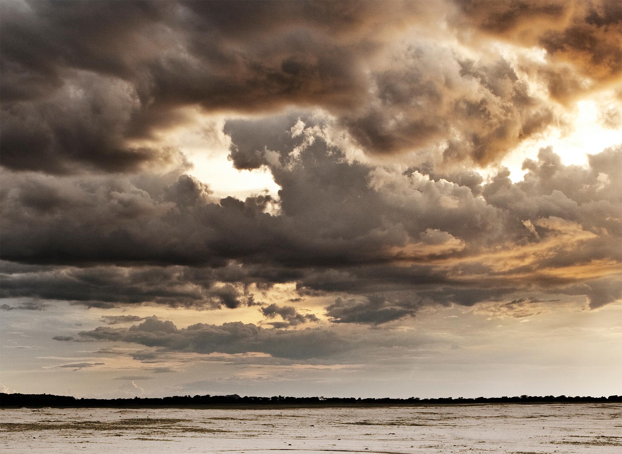 Ausgabe 12
weitere Größen auf Anfrage

Ein junger Jäger vom Stamm der Hadza am Lake Eyasie in Tansania geht mit seinem Hund auf die Jagd. Das Bild wurde in den Abendstunden kurz vor Sonnenuntergang aufgenommen. Die Hadzas sind die letzten Buschleute