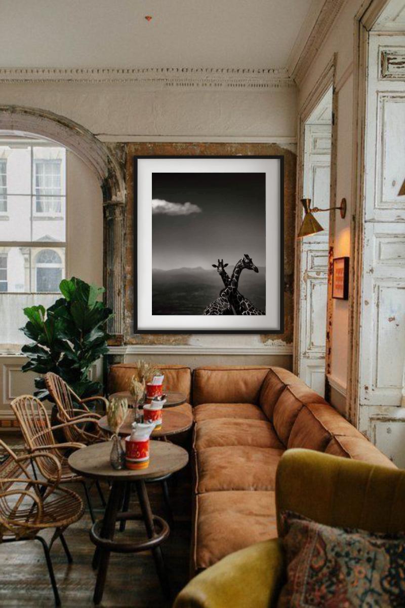 Giraffenpaar – mit Bergen und Wolken, Kunstfotografie, 2019 im Angebot 1