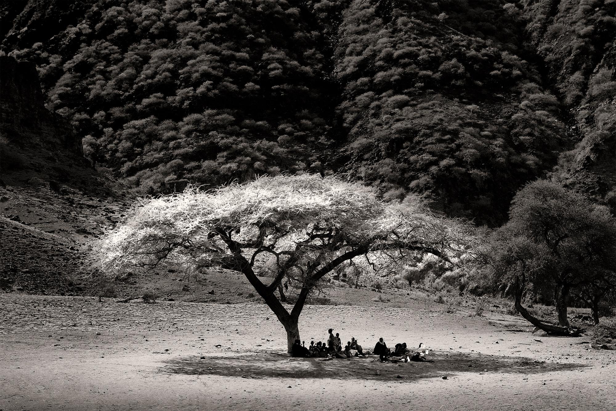 Joachim Schmeisser Black and White Photograph - Midday in Rift Valley, Africa, people, black and white photography, family