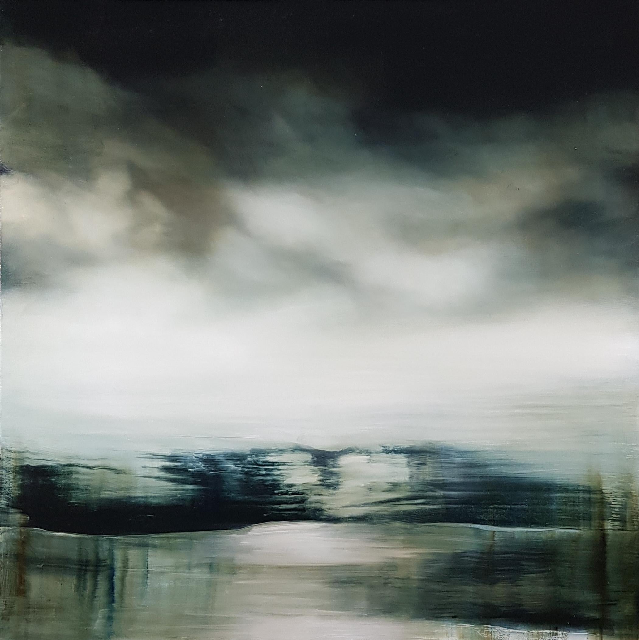 Here Below IV ist ein einzigartiges Öl-auf-Holz-Gemälde des zeitgenössischen Künstlers Joachim van der Vlugt mit den Maßen 80 × 80 cm (31,5 × 31,5 in).
Das Kunstwerk ist signiert, wird ungerahmt verkauft und wird mit einem Echtheitszertifikat