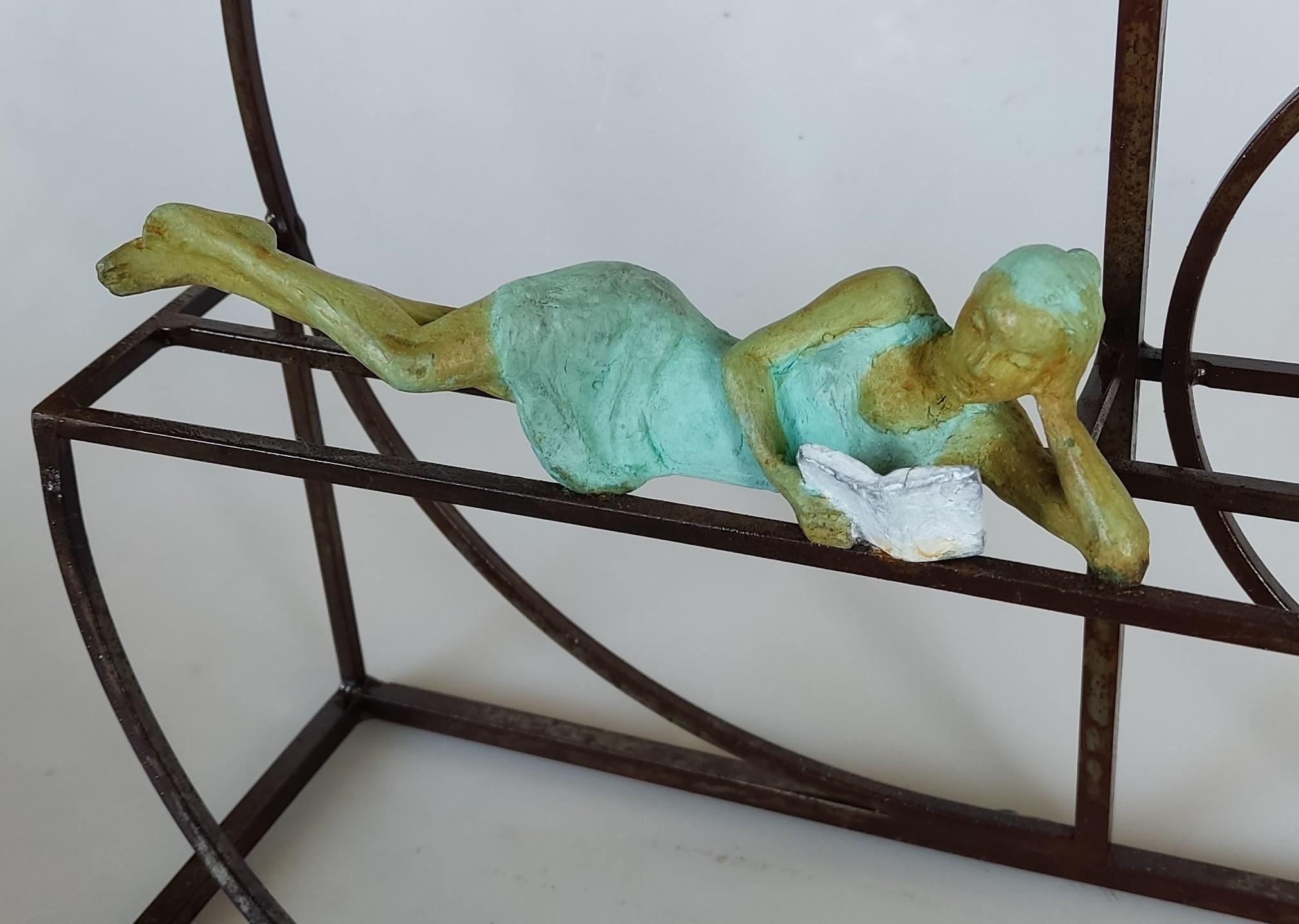 „Adventure“ Bronze-Tisch-Wandskulptur, figuratives Mädchen, das unbekümmert das Buch liest – Sculpture von Joan Artigas Planas