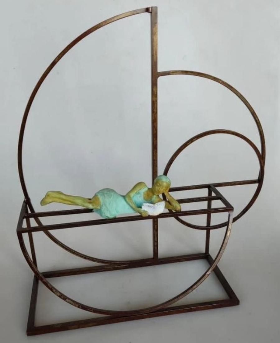 Scultura murale da tavolo in bronzo "Adventure": ragazza figurativa che legge un libro spensieratamente