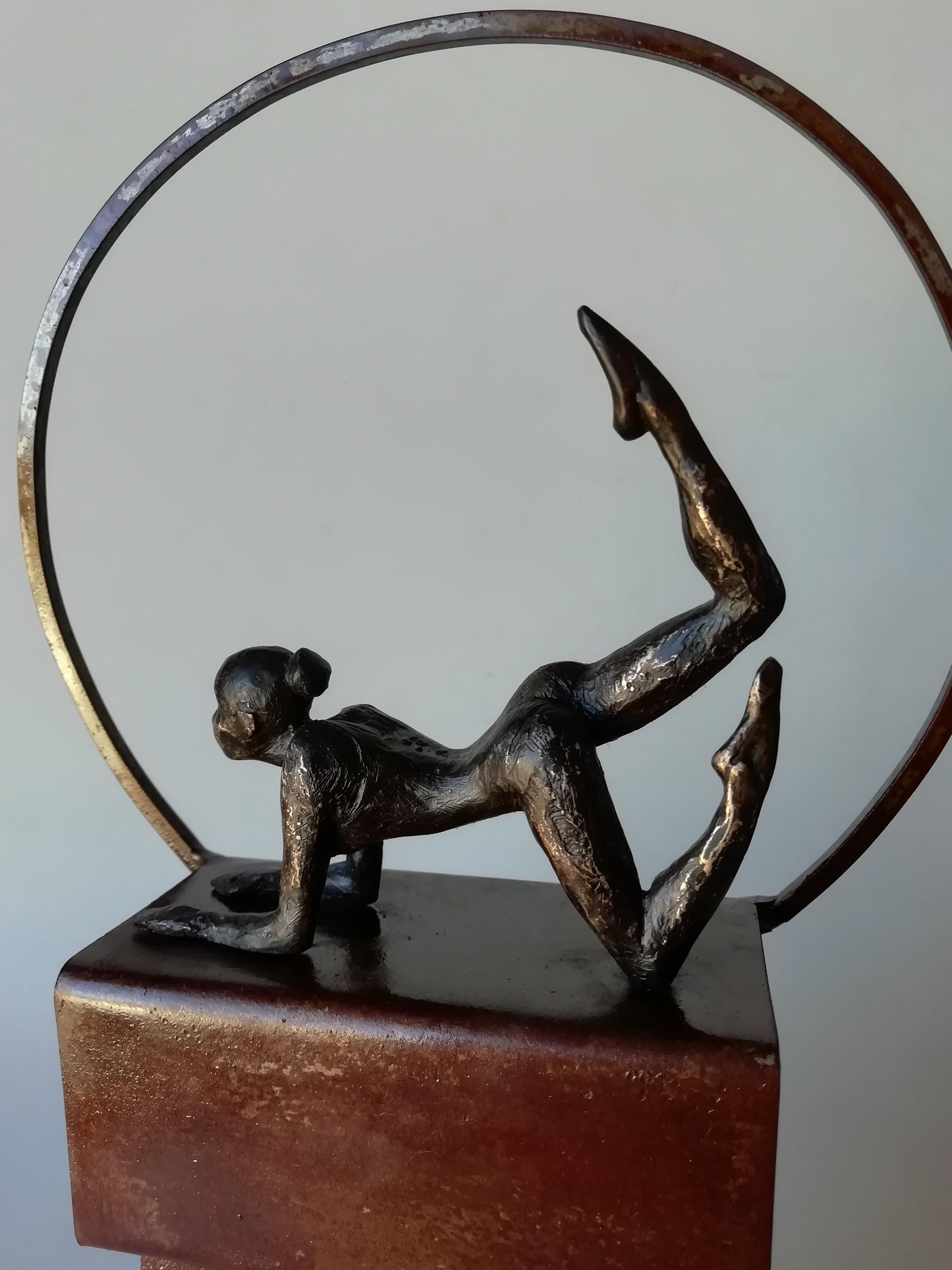 Table en bronze contemporaine «legria », sculpture murale figurative fille en train de se détendre, yoga - Sculpture de Joan Artigas Planas