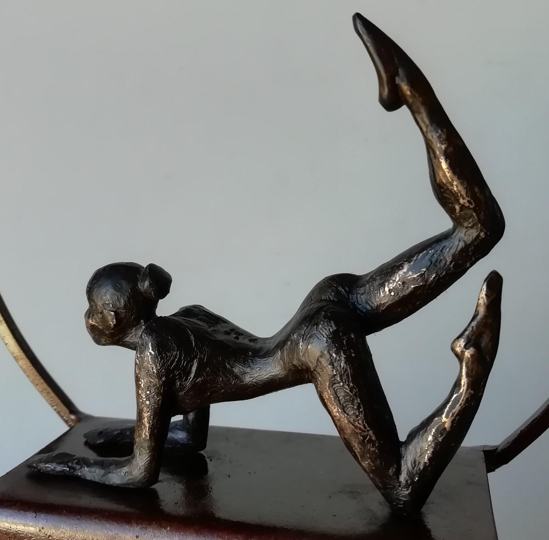 Table en bronze contemporaine «legria », sculpture murale figurative fille en train de se détendre, yoga - Or Figurative Sculpture par Joan Artigas Planas