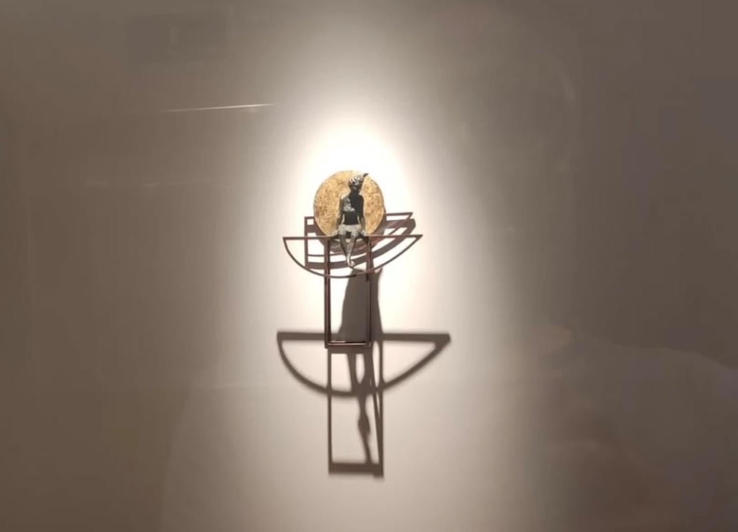 Barcarola ist eine Wand- und Tischskulptur aus Bronze, die mit einem Stahlsockel verbunden ist. 

Die Auflage beträgt 8 Stück.

Joans jüngste Skulpturenserie mit weiblichen Figuren bietet einen ungewöhnlichen Ansatz für die Gestaltung von