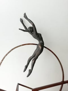 Zeitgenössischer „Bauhus“-Tisch aus Bronze, Wandskulptur, figurative Mädchen Freiheit