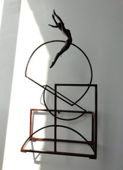 Zeitgenössischer „Bauhus“-Tisch aus Bronze, Wandskulptur, figurative Mädchen Freiheit