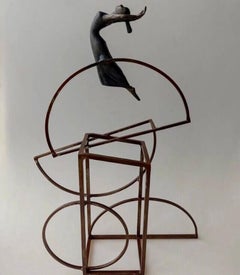 "Bauhus II" tavolo contemporaneo in bronzo, scultura murale ragazza figurativa libertà