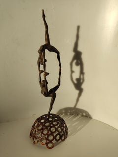 Sculpture de table en bronze contemporaine "Circus II", équilibre figuratif féminin