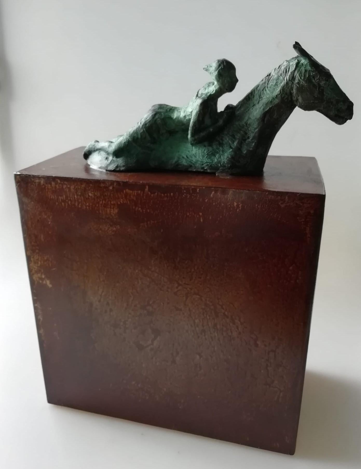 Figurative Sculpture Joan Artigas Planas - "Crossing the River" sculpture de table contemporaine en bronze jeune fille aime les chevaux et les animaux
