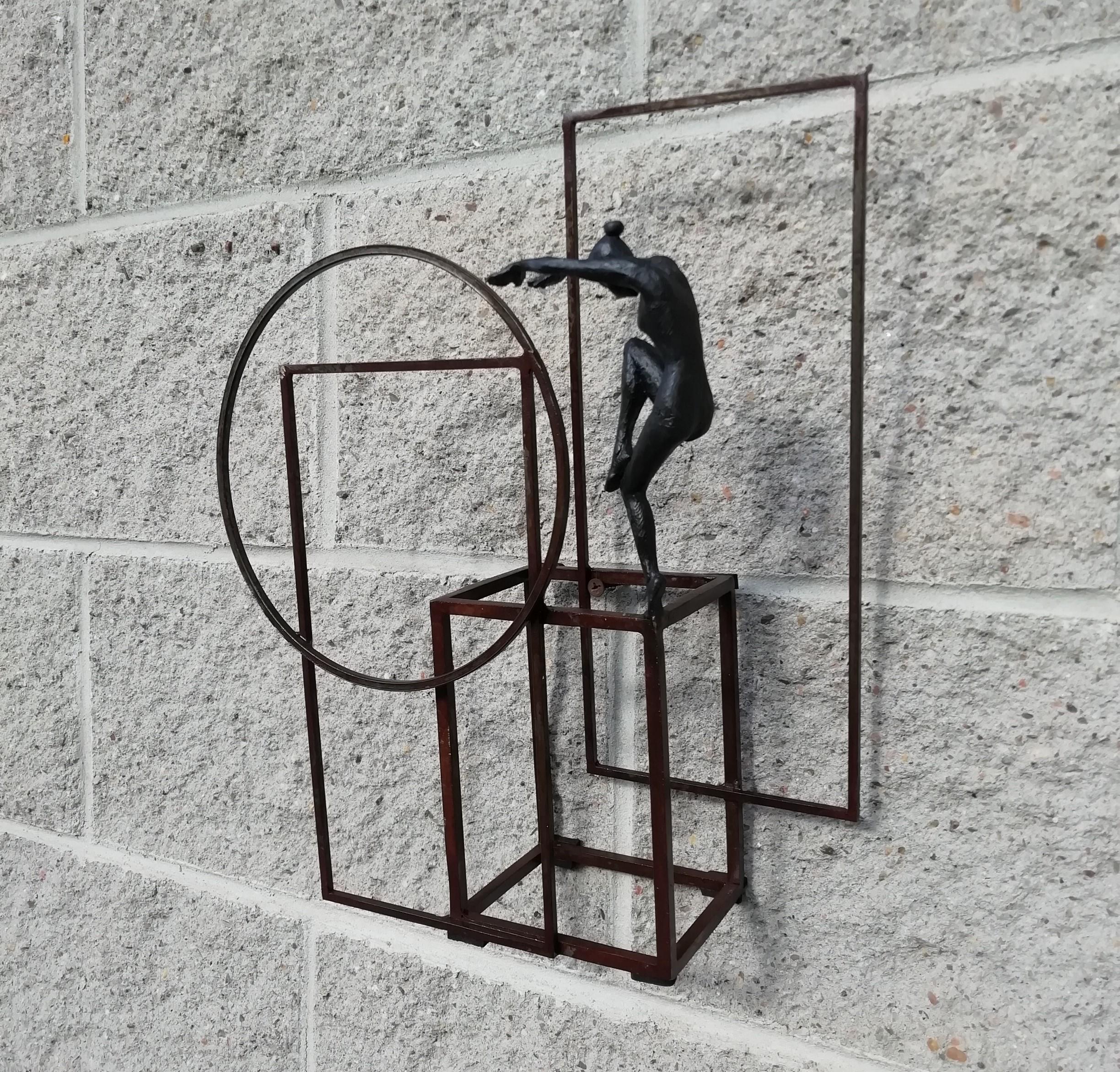 Joan Artigas Planas Figurative Sculpture – Zeitgenössischer „Faune“-Tisch aus Bronze, Wandskulptur, figuratives Mädchen, das sich erstreckt