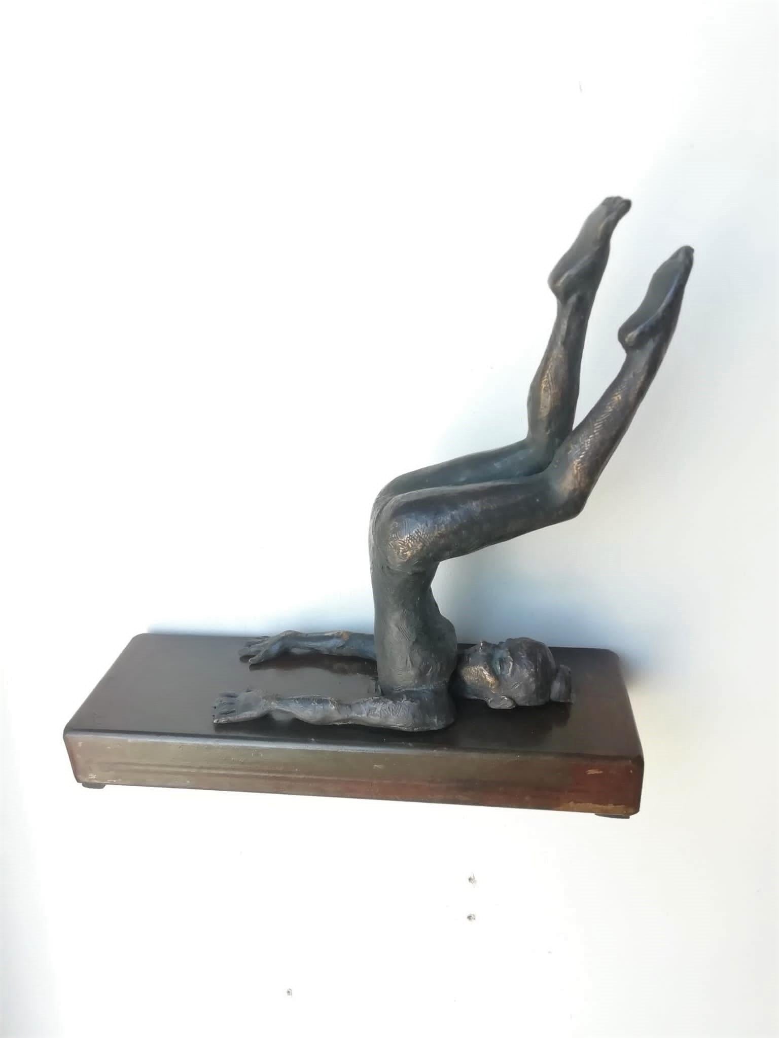 Zeitgenössischer „Halasana“-Tisch aus Bronze, Wandskulptur, figuratives Mädchen, Entspannung, Yoga – Sculpture von Joan Artigas Planas
