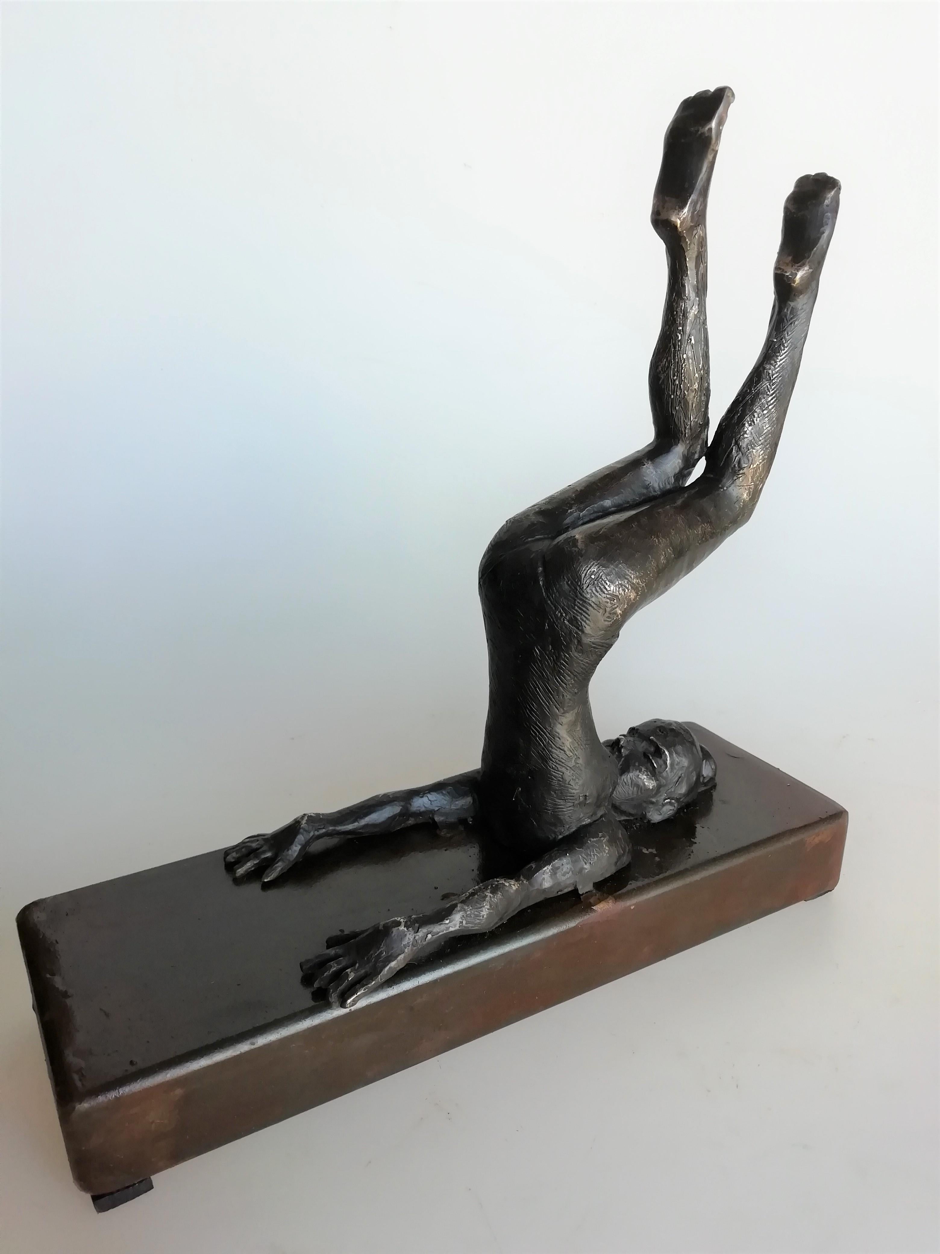 Table en bronze contemporaine « Halalasana », sculpture murale figurative fille en train de se détendre - yoga - Contemporain Sculpture par Joan Artigas Planas
