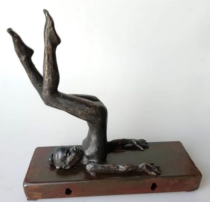 Table en bronze contemporaine « Halalasana », sculpture murale figurative fille en train de se détendre - yoga - Or Figurative Sculpture par Joan Artigas Planas