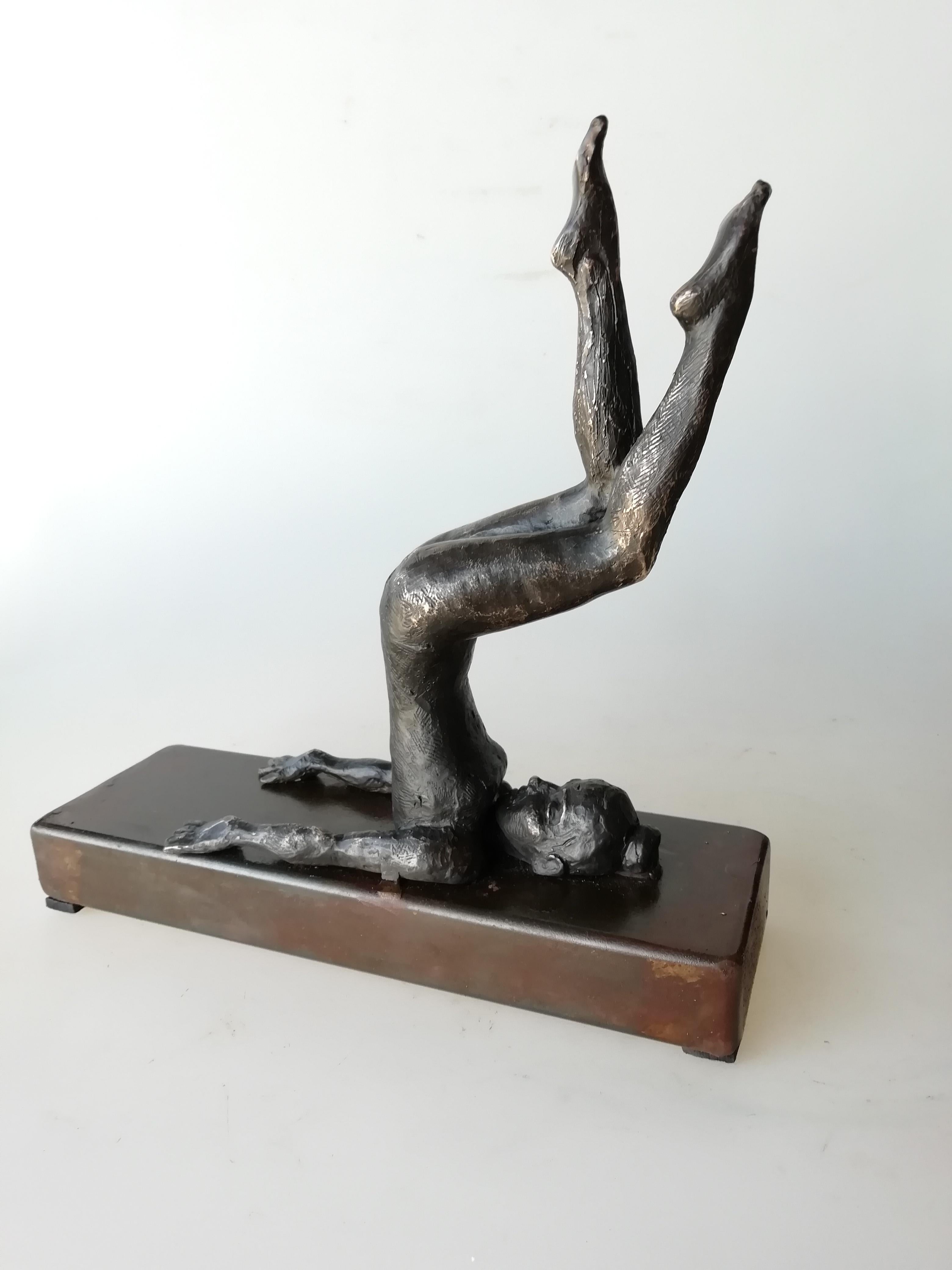 Joan Artigas Planas Figurative Sculpture – Zeitgenössischer „Halasana“-Tisch aus Bronze, Wandskulptur, figuratives Mädchen, Entspannung, Yoga