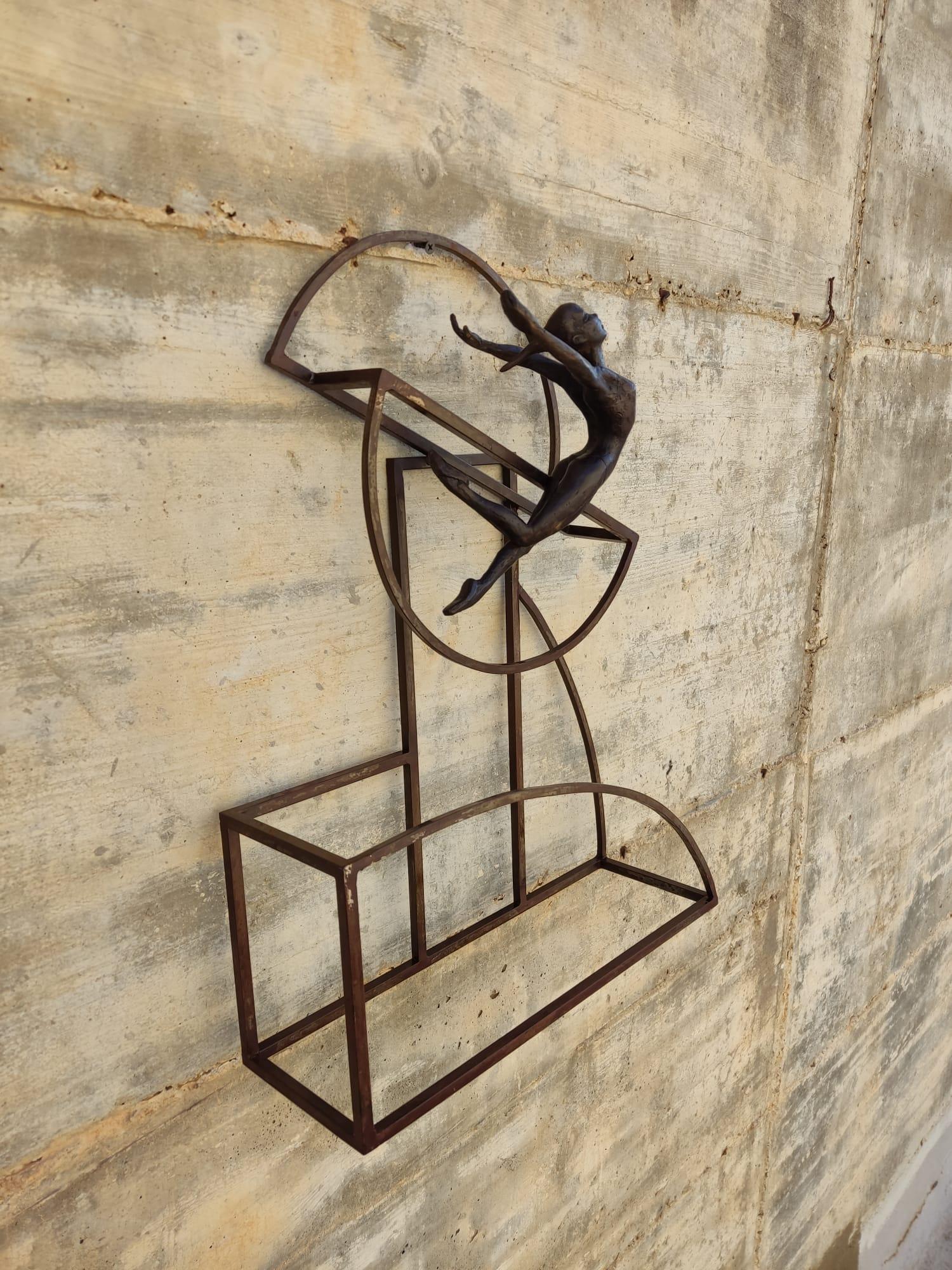 Sculpture de table contemporaine en bronze figurative en forme de jeune fille aux mouvements dynamiques