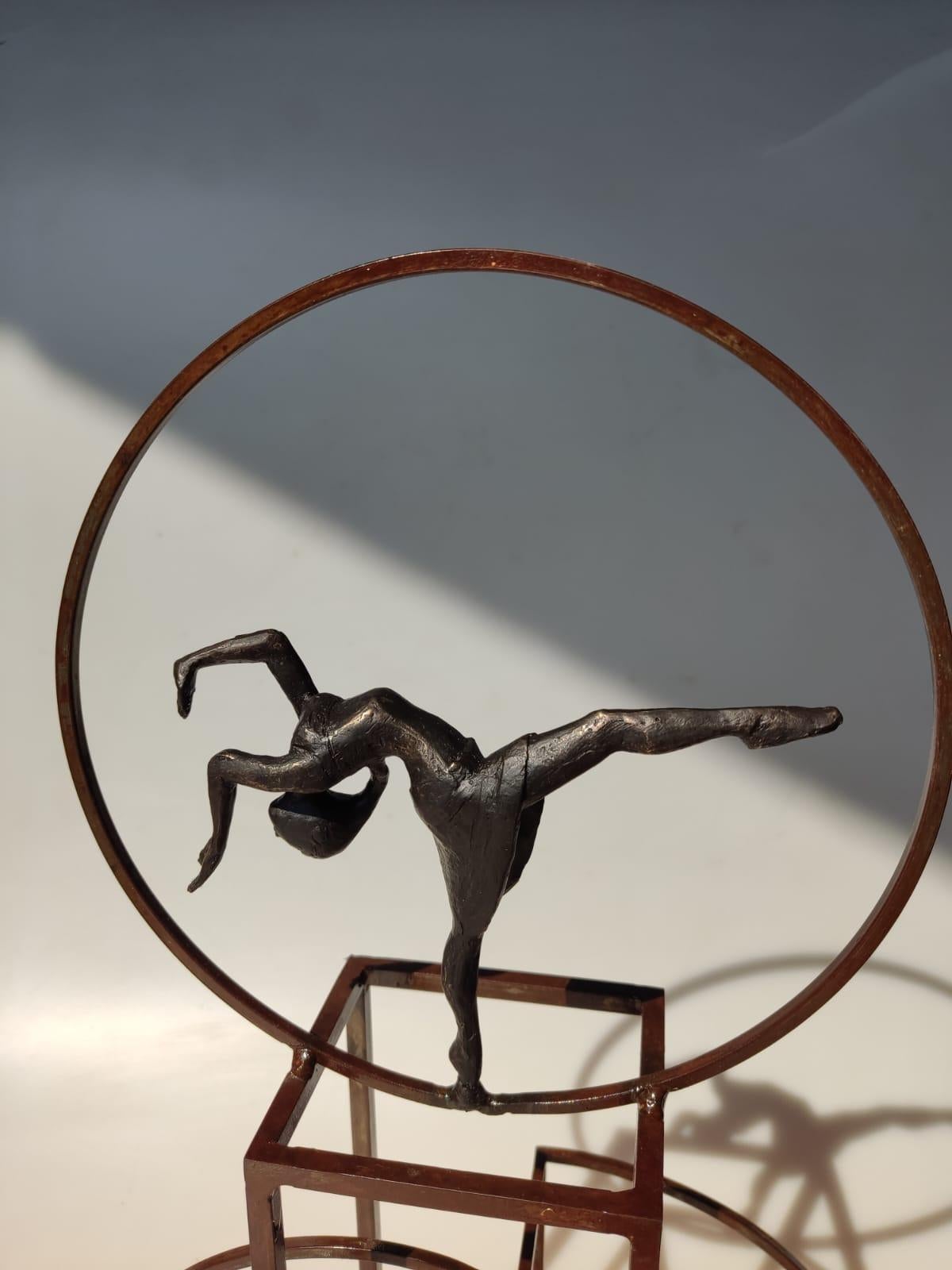 Isadora II è una scultura in bronzo con patina nera, collegata a una base in acciaio. L'edizione è di 25 copie. Questa scultura può essere appoggiata su una mensola o appesa alla parete. Joan rende omaggio alla ballerina Isadora Duncan.

L'ultima
