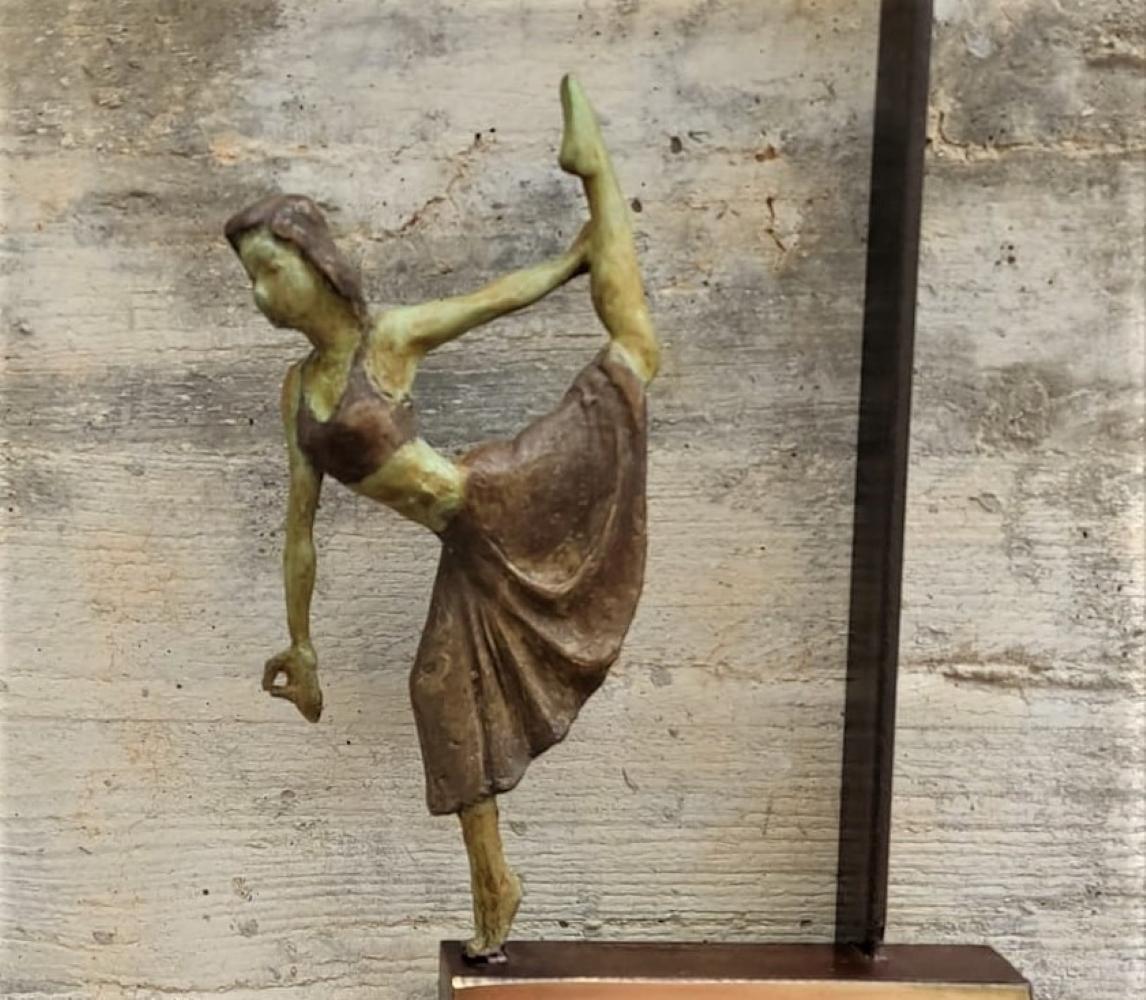 Zeitgenössische japanische Bronze-Messing-Wandskulptur „Javenese II“, figuratives Mädchen beim Tanzen  – Sculpture von Joan Artigas Planas