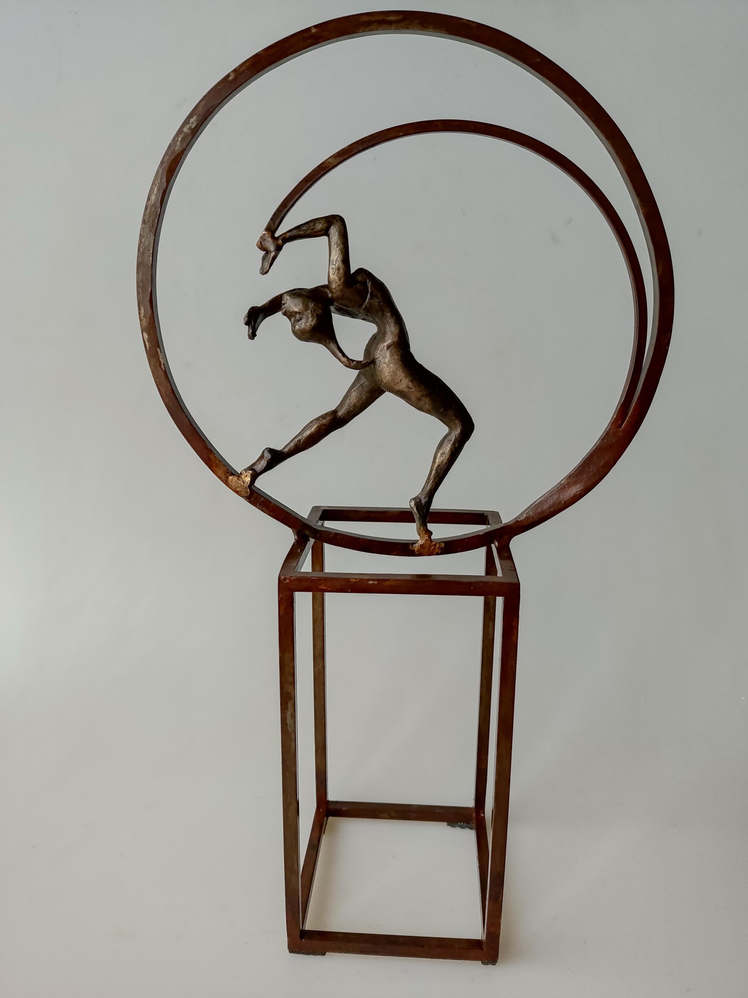 La vida es una escultura de bronce con pátina marrón oscura, está unida a una base de acero. La edición es de 25 ejemplares. Esta escultura se sostiene tanto en una estantería como colgada en la pared. 

La última serie escultórica de figuras