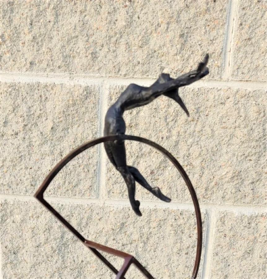 Table en bronze contemporaine « New Bauhus », sculpture murale figurative « Girl freedom » - Sculpture de Joan Artigas Planas