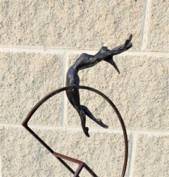 Table en bronze contemporaine « New Bauhus », sculpture murale figurative « Girl freedom »