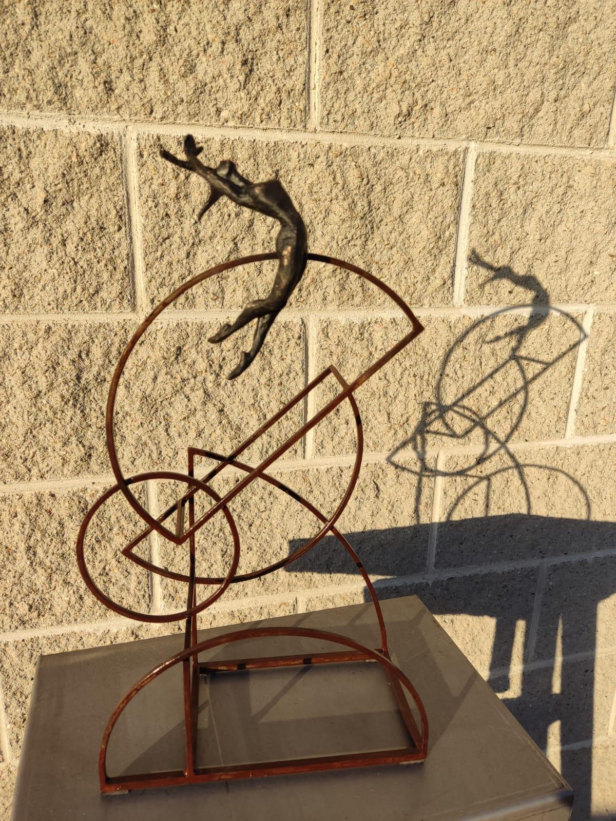 New Bauhus est une sculpture en bronze à patine noire, elle est reliée à une base en acier. Le tirage est de 25 exemplaires. Cette sculpture peut aussi bien être posée sur une étagère que suspendue au mur. Joan veut dépeindre le sentiment de liberté