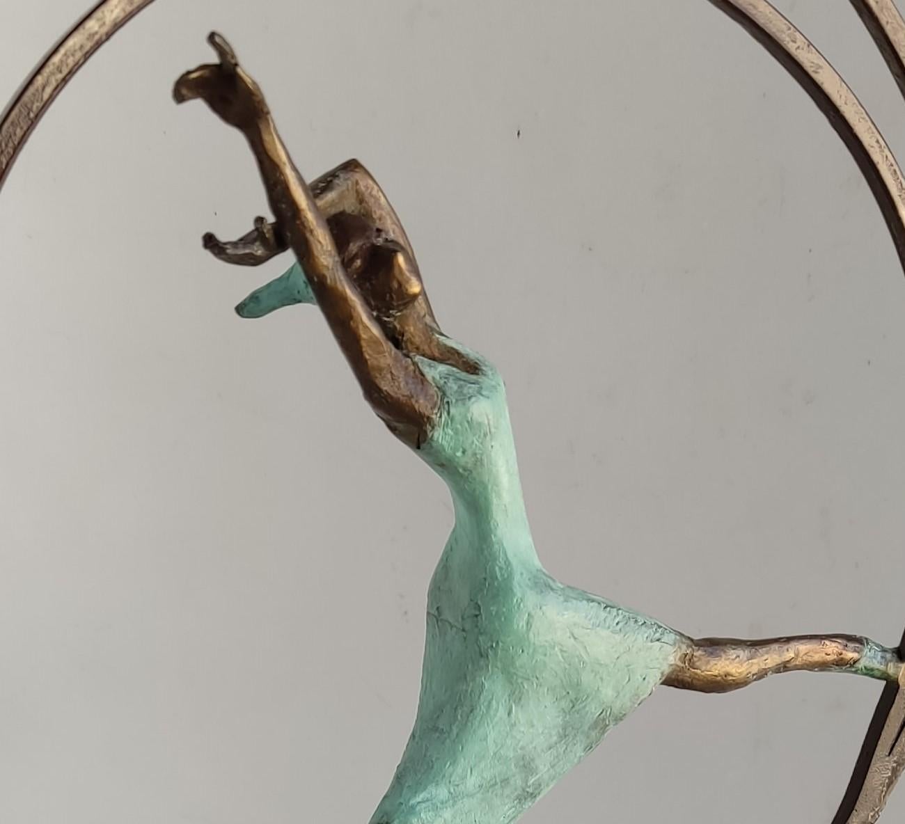 Pina Bausch peinture murale contemporaine en bronze  Sculpture de table - Danse figurative - Or Figurative Sculpture par Joan Artigas Planas