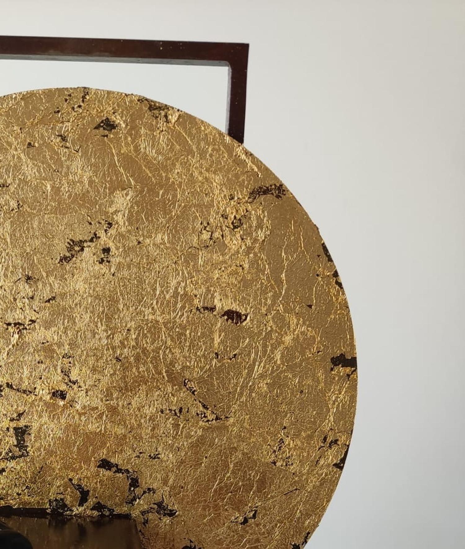 Pride est une sculpture en bronze à la patine sombre, elle est reliée à un socle en acier. Le tirage est de 25 exemplaires. Cette sculpture peut être posée sur une étagère ou accrochée au mur. 

La dernière série de sculptures de Joan, composée de