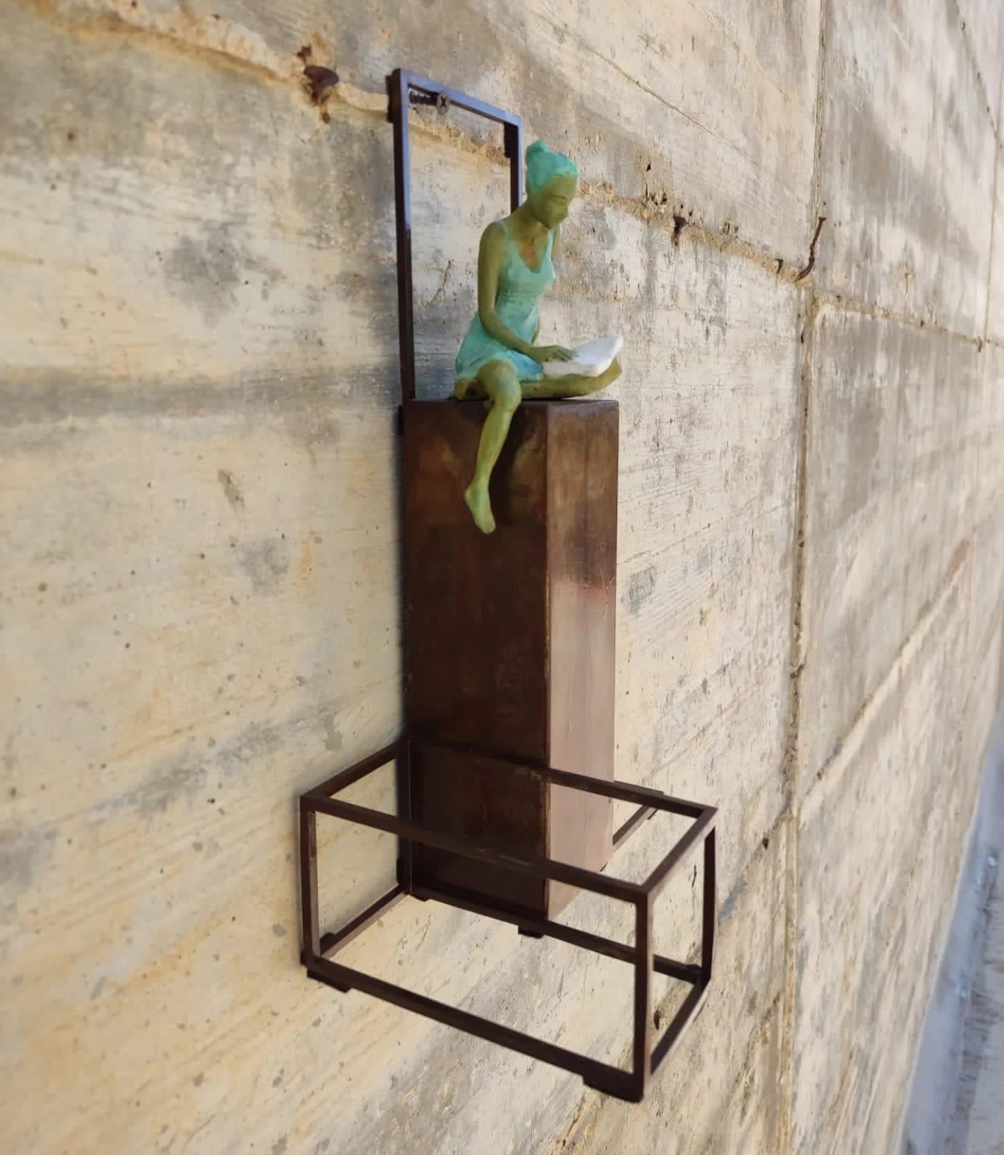 Sentido y Sensibilidad es una escultura de bronce con pátina verde, unida a una base de acero. El tamaño de la edición es de 50 ejemplares. Esta escultura se sostiene tanto en una estantería como colgada en la pared. 

La última serie escultórica de