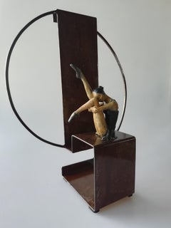 "Silence" table contemporaine en bronze, sculpture murale figurative ballerine se détendre.