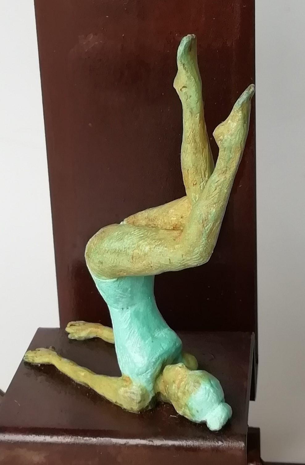 Sculpture murale en bronze contemporaine « Summer II » représentant une fille en train de se détendre, yoga figuratif - Or Figurative Sculpture par Joan Artigas Planas