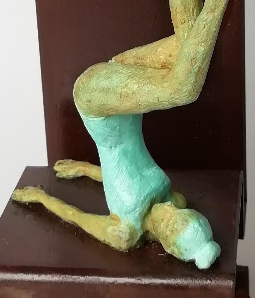 Summer II est une sculpture en bronze à patine noire, elle est reliée à une base en acier. Le tirage est de 25 exemplaires. Cette sculpture peut aussi bien être posée sur une étagère que suspendue au mur. Joan veut capturer la sensualité et