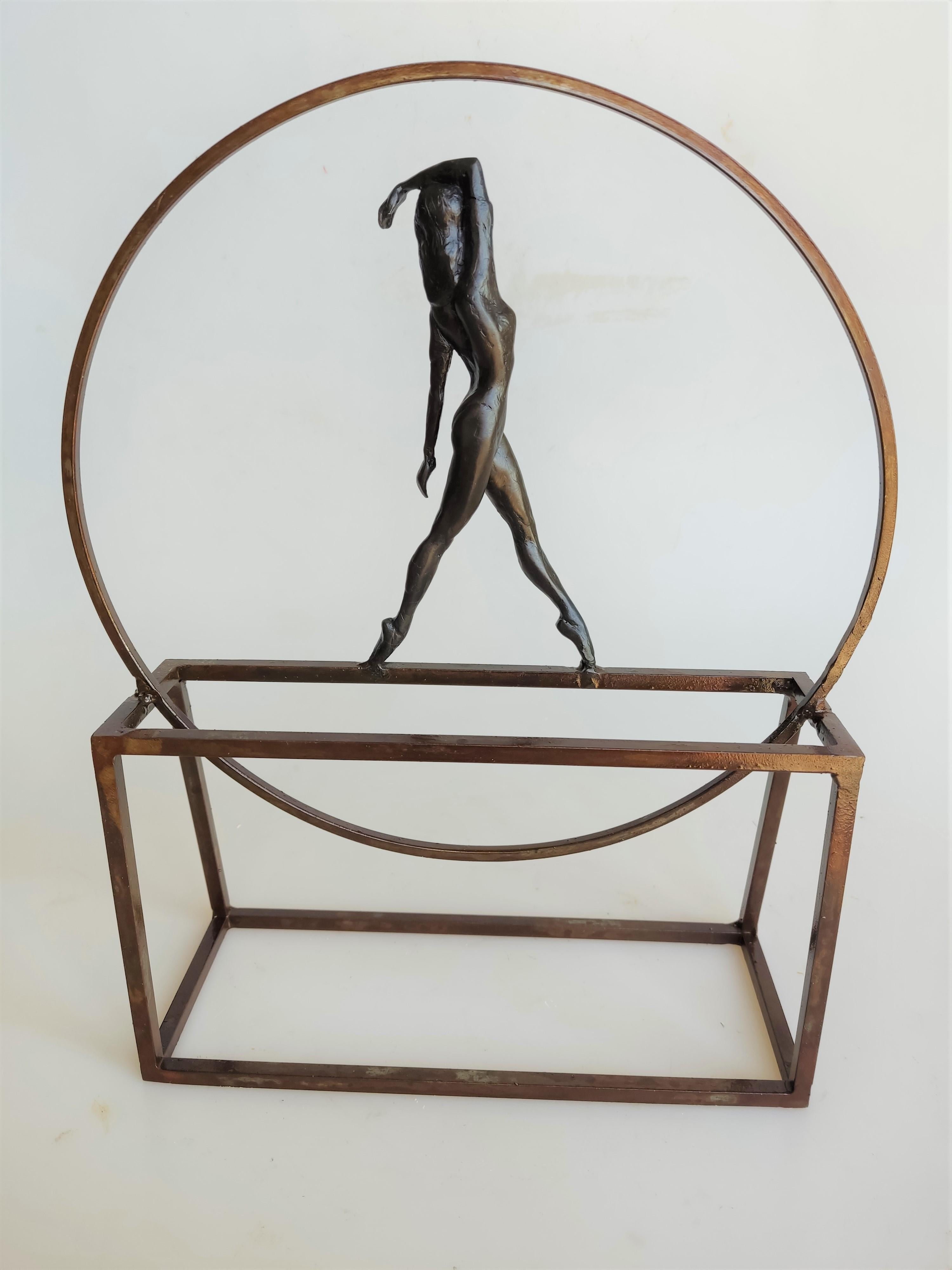 Sensitivity ist eine Bronzeskulptur, die mit einem Stahlsockel verbunden ist. Die Auflage beträgt 25 Stück. Diese Skulptur kann sowohl auf einem Regal stehen als auch an die Wand gehängt werden. Es fängt die Haltung eines Balletttänzers ein, der