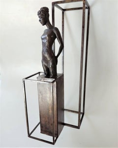 "The Swimmer" scultura da parete contemporanea in bronzo da tavolo raffigurante una ragazza che nuota