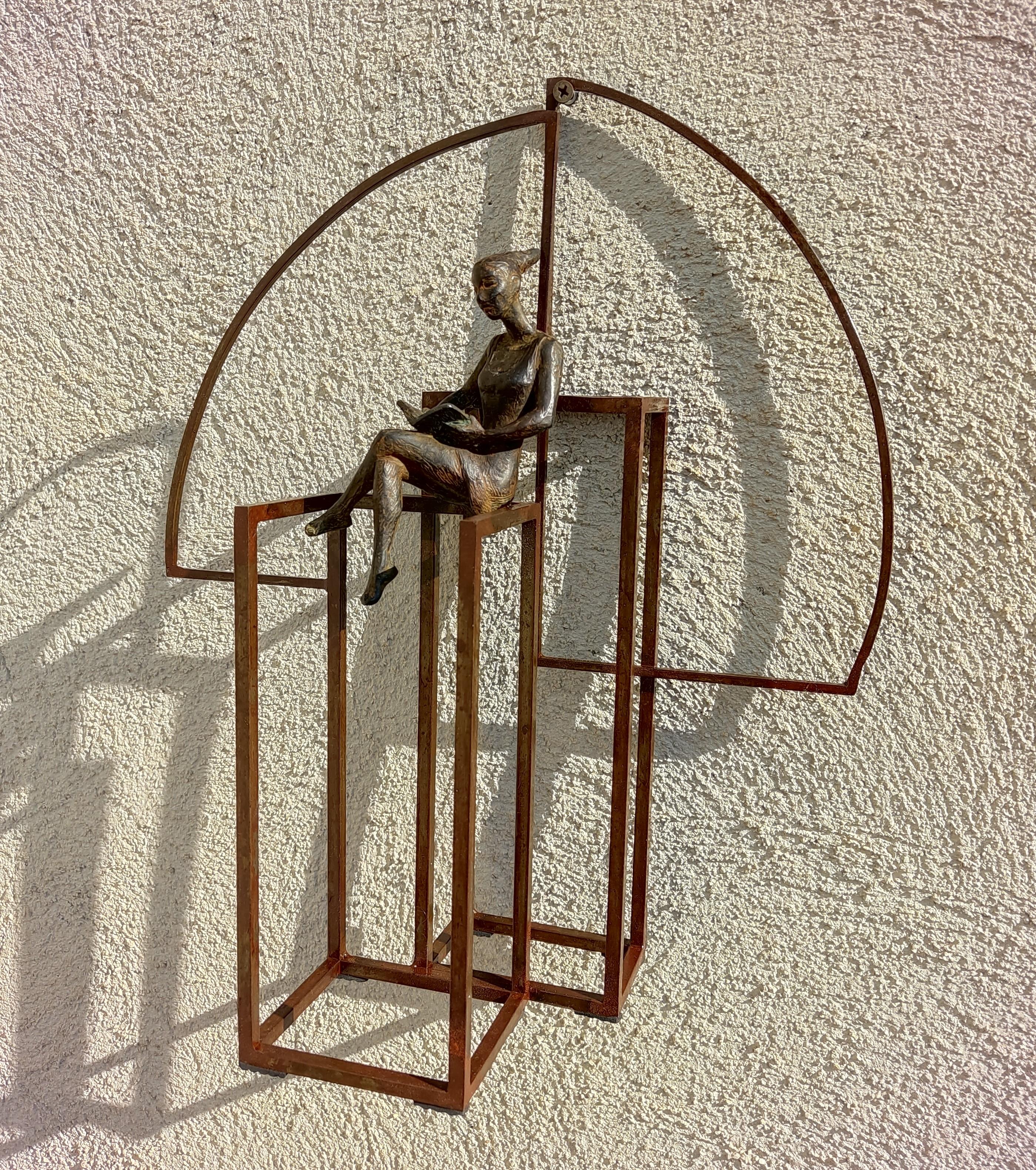 Thriller es una escultura de bronce con pátina marrón oscura, está unida a una base de acero. La edición es de 25 ejemplares. Esta escultura se sostiene tanto en una estantería como colgada en la pared. 

La última serie escultórica de figuras